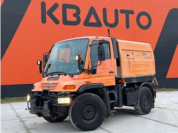 Balayeuse de voirie UNIMOG U300