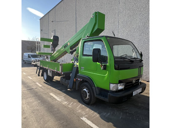 Camion avec nacelle NISSAN