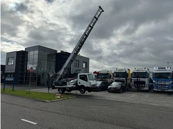 Camion avec nacelle NISSAN