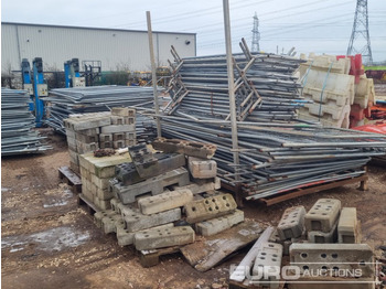 Matériel de chantier Stillage of Heras Fencing, Pallet of Fencing Feet (2 of), Pallet of Breeze Blocks, Bundle of Metal Safety Barriers: photos 4