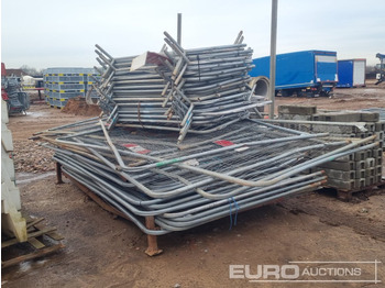 Matériel de chantier Stillage of Heras Fencing, Pallet of Fencing Feet (2 of), Pallet of Breeze Blocks, Bundle of Metal Safety Barriers: photos 2