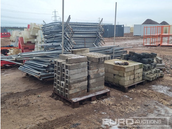 Matériel de chantier Stillage of Heras Fencing, Pallet of Fencing Feet (2 of), Pallet of Breeze Blocks, Bundle of Metal Safety Barriers: photos 3