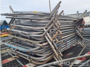 Matériel de chantier Stillage of Heras Fencing, Pallet of Fencing Feet (2 of), Pallet of Breeze Blocks, Bundle of Metal Safety Barriers: photos 5