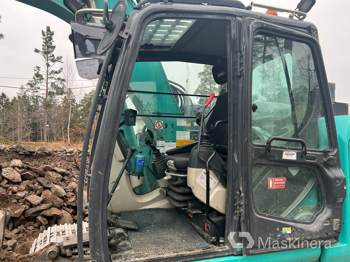 Pelle sur chenille Grävmaskin Kobelco SK140SRLC-5 med tiltrotator & redskap: photos 40