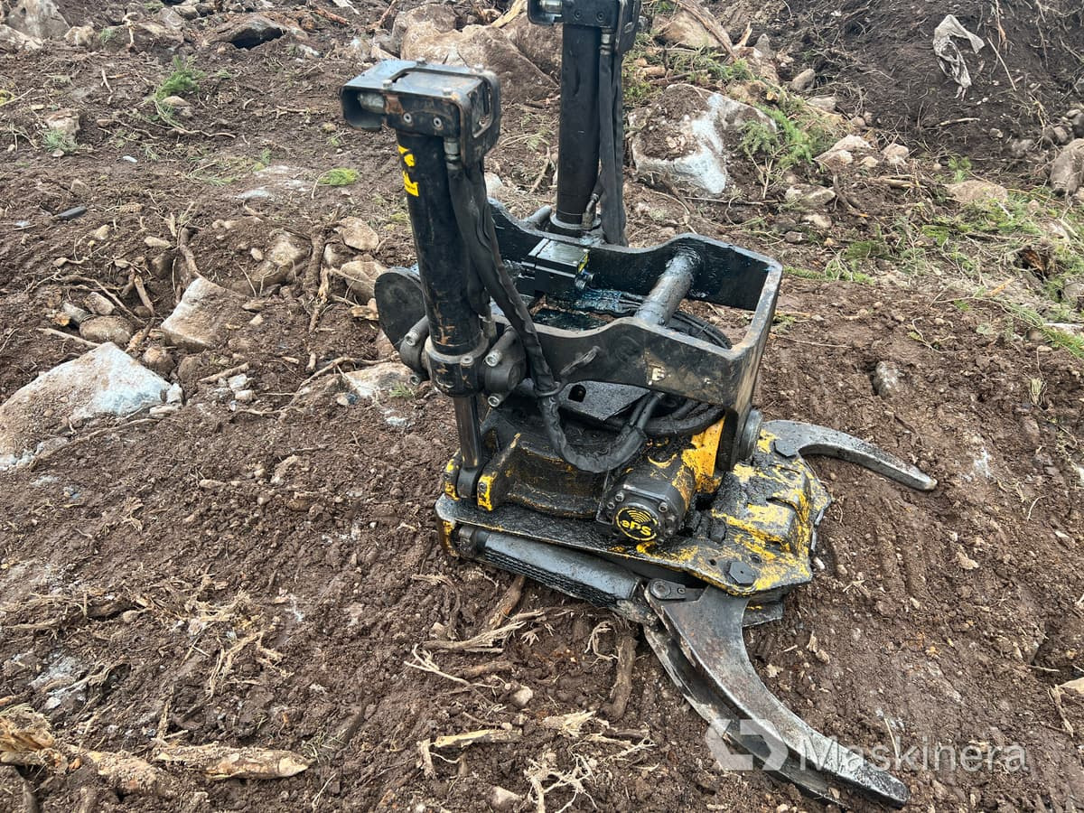 Pelle sur chenille Grävmaskin Kobelco SK140SRLC-5 med tiltrotator & redskap: photos 17