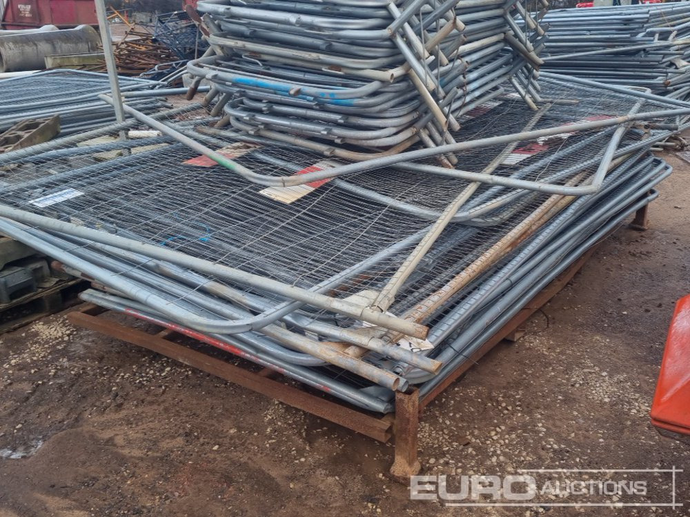 Matériel de chantier Stillage of Heras Fencing, Pallet of Fencing Feet (2 of), Pallet of Breeze Blocks, Bundle of Metal Safety Barriers: photos 6