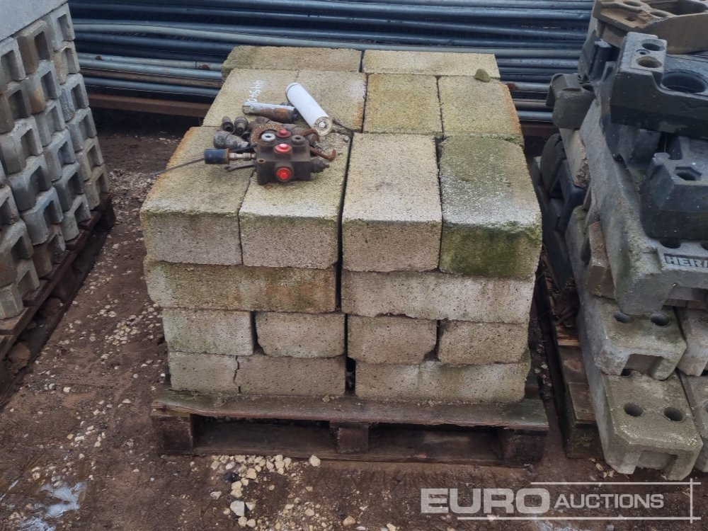 Matériel de chantier Stillage of Heras Fencing, Pallet of Fencing Feet (2 of), Pallet of Breeze Blocks, Bundle of Metal Safety Barriers: photos 8