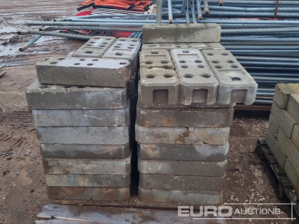 Matériel de chantier Stillage of Heras Fencing, Pallet of Fencing Feet (2 of), Pallet of Breeze Blocks, Bundle of Metal Safety Barriers: photos 9