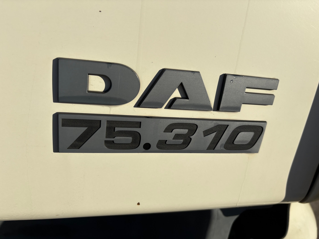 Camion citerne pour transport de carburant DAF 75.310: photos 9