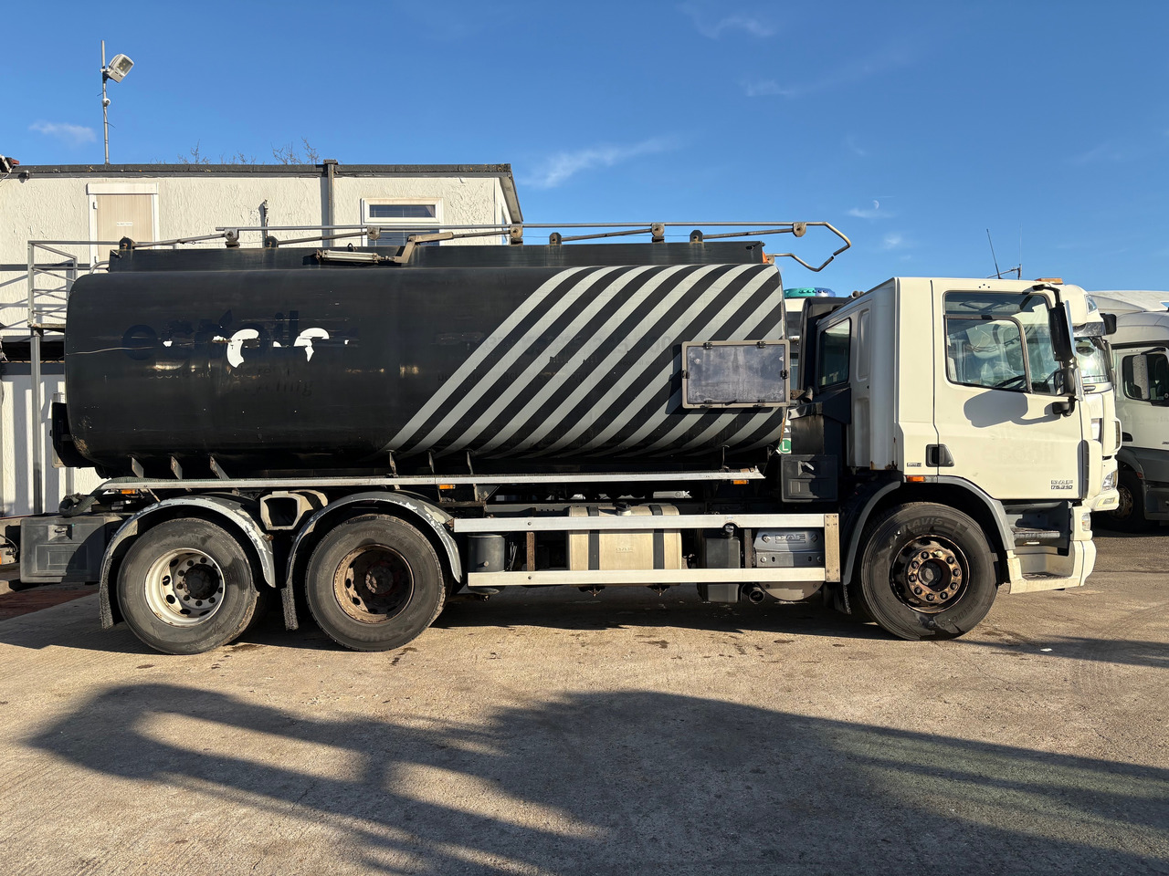 Camion citerne pour transport de carburant DAF 75.310: photos 8